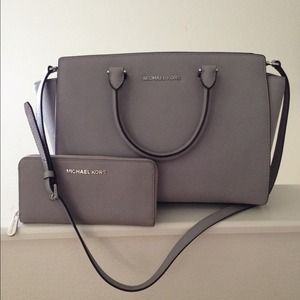 ✨SOLD locally✨Auth Michael Kors Selma & Wallet