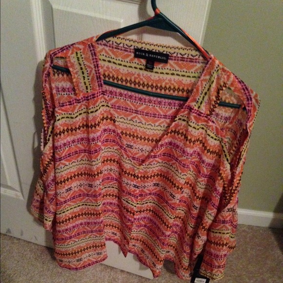 Fun blouse with cut out sleeved. High low blouse