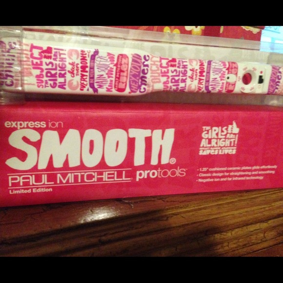 Paul Mitchell Smooth Ion 1.25 in Flat Iron
