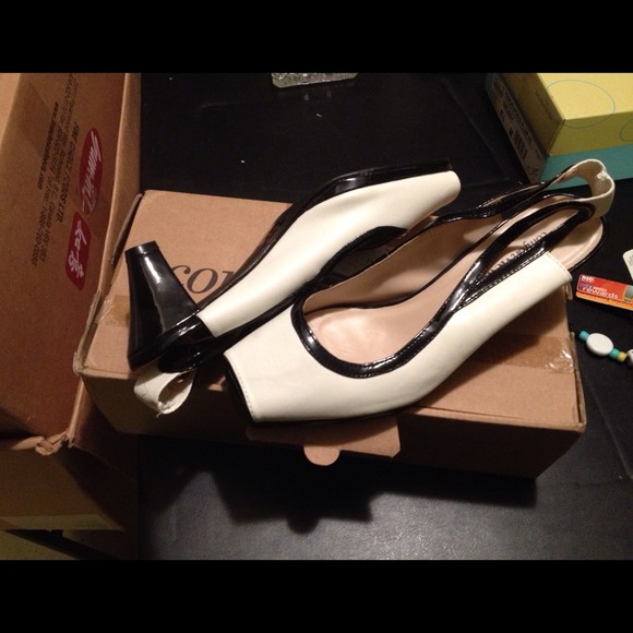 Woman's shoes size 8 1/2 medium brand new in box