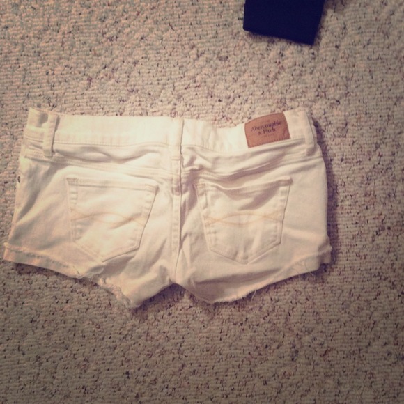 🚨SOLD🚨White Abercrombie shorts