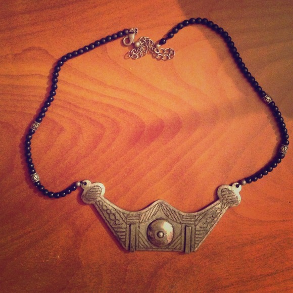 NORDSTROM RACK SILVER CROWN NECKLACE