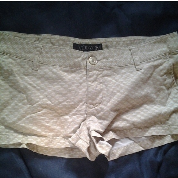 ❌SOLD ON VINTED❌Volcom tan shorts