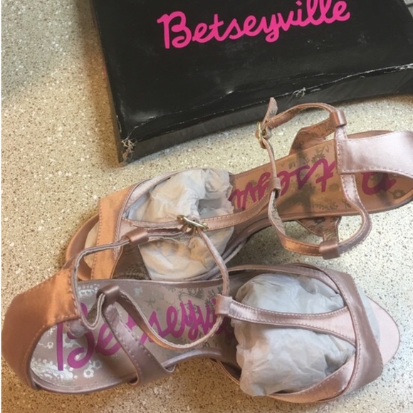 Betseyville 9.5 Piper Satin T-Strap Sandals pink - Picture 2 of 4