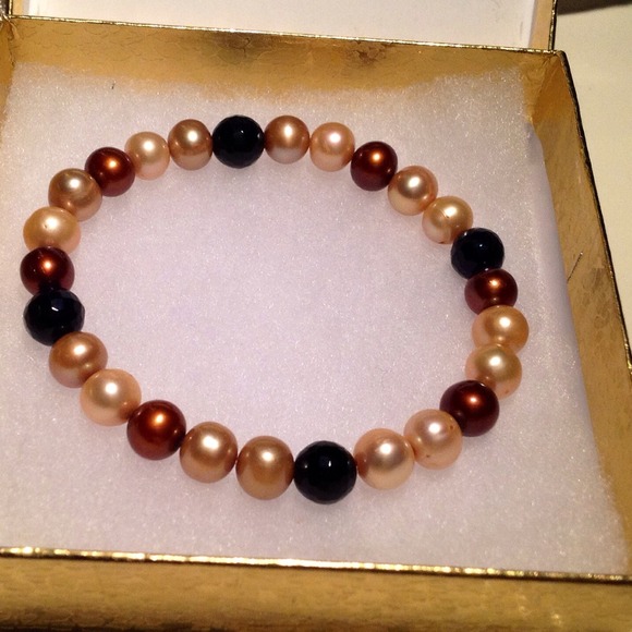 Gen. Tahitian Pearl bracelet w 4 black crystals