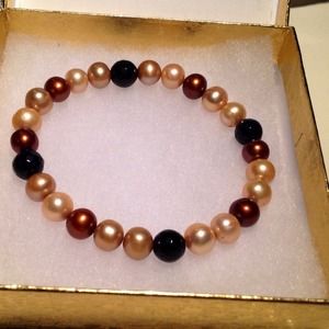 Gen. Tahitian Pearl bracelet w 4 black crystals