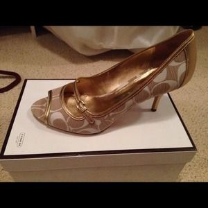 Coach pumps