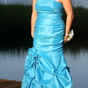 Beautiful blue mermaid prom dress!