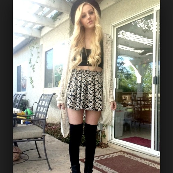 📦 Sold 📦 Brandy Melville Mosselle knit cardigan. - Picture 2 of 3