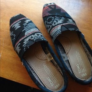 Like new Aztec print TOMS!!