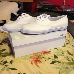 NWT never worn size 8 leather keds