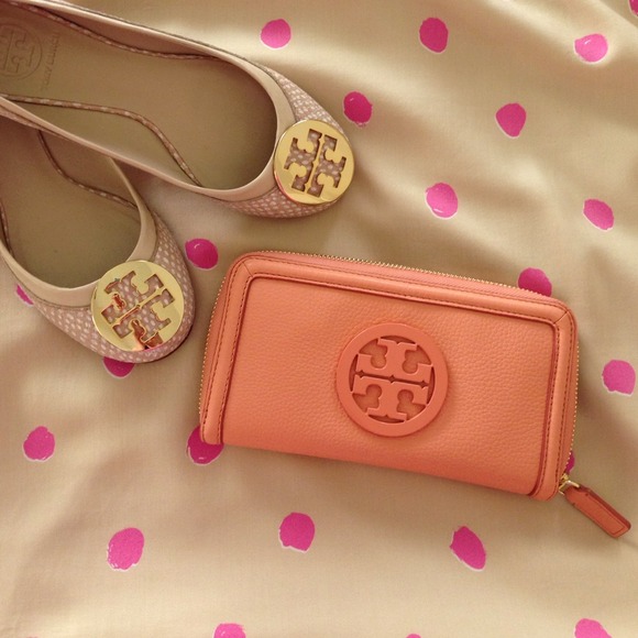 Tory Burch Clutches & Wallets - 💎Authentic Tory Burch Continental Wallet