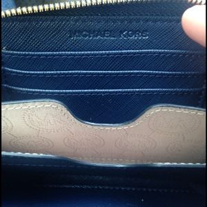Michael Kors Bags - π΄FIRMπ΄ Michael Kors Essential Zip Wallet Michael Kors Bags - π΄FIRMπ΄ Michael Kors Essential Zip Wallet