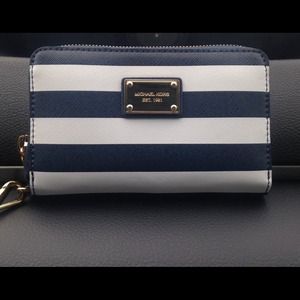 Michael Kors Bags - π΄FIRMπ΄ Michael Kors Essential Zip Wallet Michael Kors Bags - π΄FIRMπ΄ Michael Kors Essential Zip Wallet