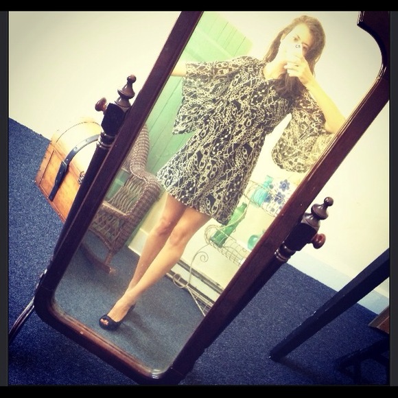 **OMG Stunning Bell-Sleeve Dress**😬😲