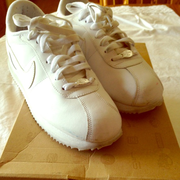 Nike size 8 classic white leather