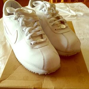 Nike size 8 classic white leather