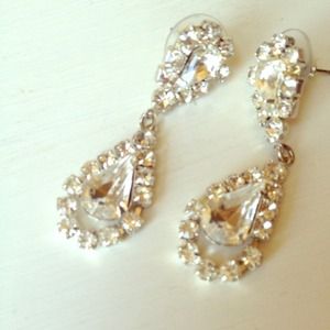 Sparkly *BRAND NEW* teardrop earrings
