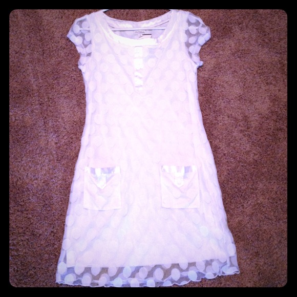 En focus studio simple white dress with pockets