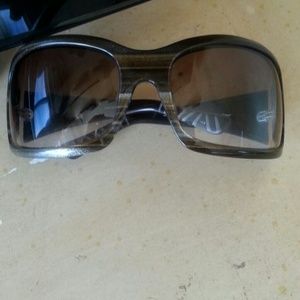 Carmen Marc Valvo Sunglasses for Women on Sale up to 90% Off  display picture 1