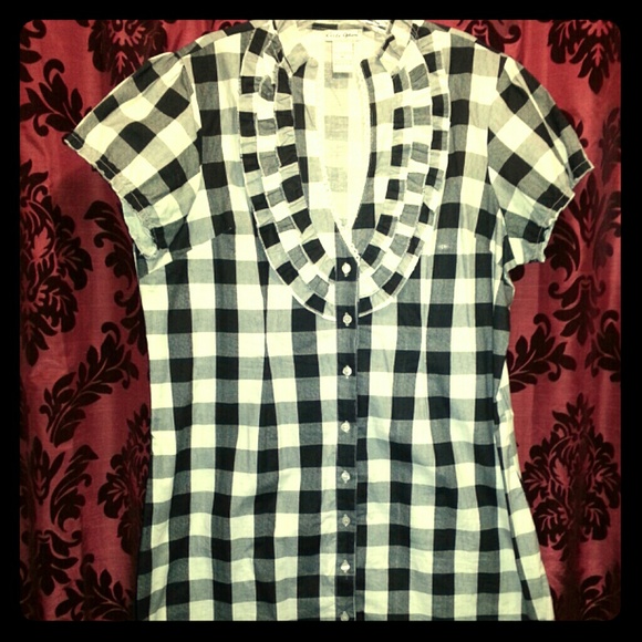 Cute black & white checkered button up