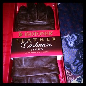 ❄️HP 12/28❄️Isotoner Cashmere-Lined gloves💕