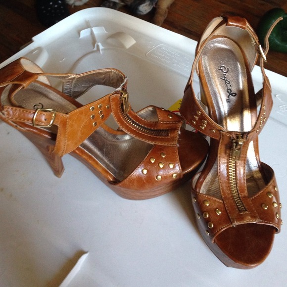 Brand: Qupid Sz:6 Color: Chestnut