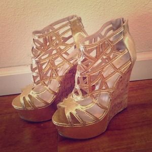 Liliana Gold Wedge