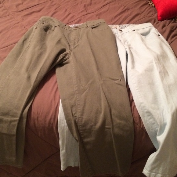 iZod capris in green and blue👖never worn!