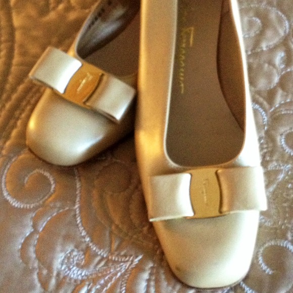 Salvatore Ferragamo Shoes - 👠 Salvatore Ferragamo pearlized 2"H classic shoe.