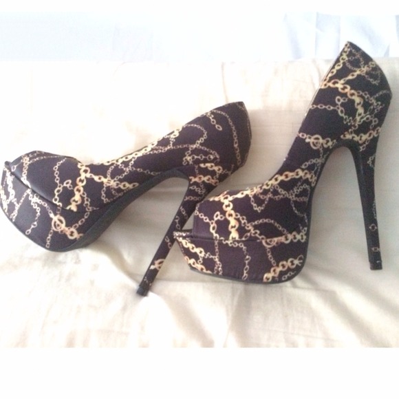 PRINTED SATIN PEEP TOE PUMP