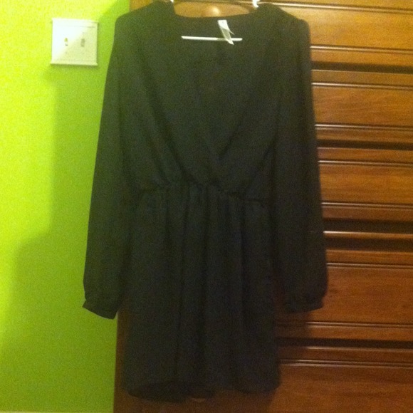 Short black dress-deep neckline reduced🎀 - Picture 2 of 3