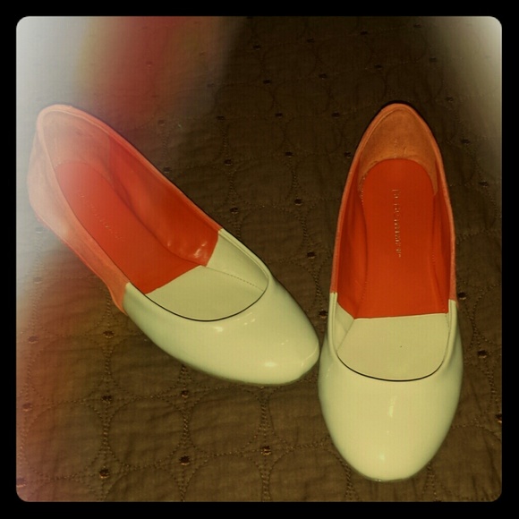 Adorable creme and orange flats