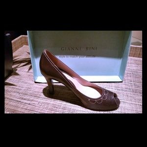 Gianni Bini chocolate leather pretty pumps