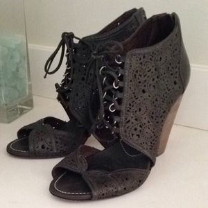 Bernardo Women's Farfalla Sandals