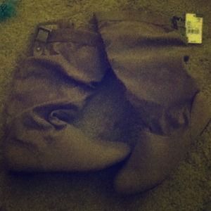 No heel, brownish color(taupe) if that helps