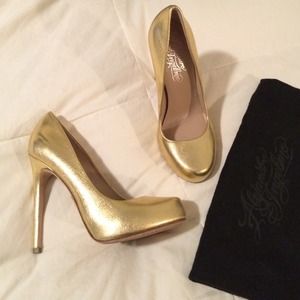 Alejandro Ingelmo gold pumps
