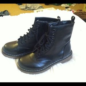 white doc martens fake