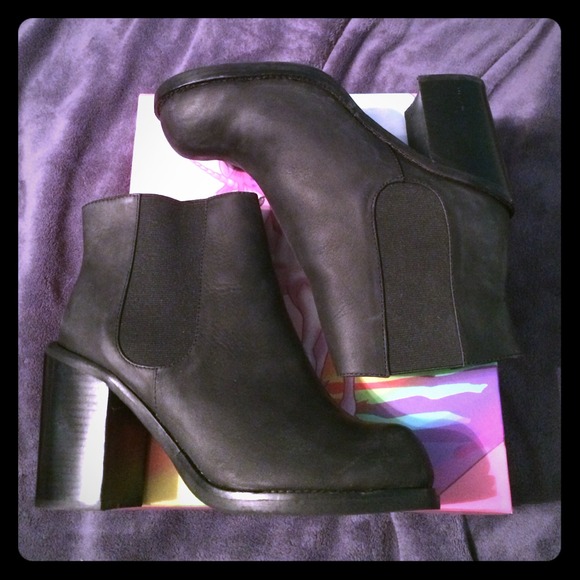 On hold for sydney! JC Cash Chelsea Boots