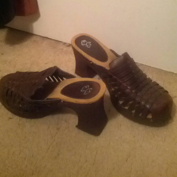 Woven faux leather mules