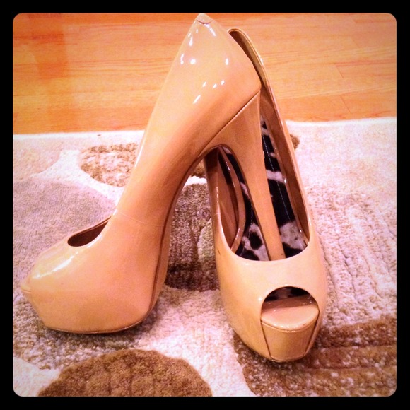 Size 7.5 Jessica Simpson Carri- worn once!!