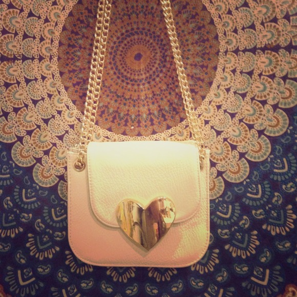 ***sold*** Urban outfitters heart purse - Picture 1 of 1