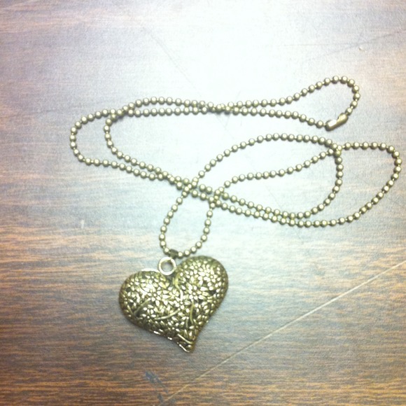 🌼HP🌼Heart sweater chain - Picture 2 of 3
