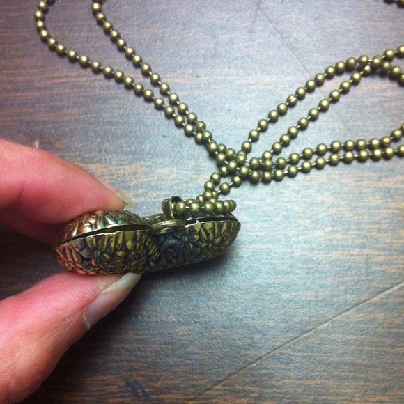 🌼HP🌼Heart sweater chain - Picture 3 of 3