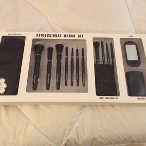 REDUCED!!!! Brand new!!!! Brush set