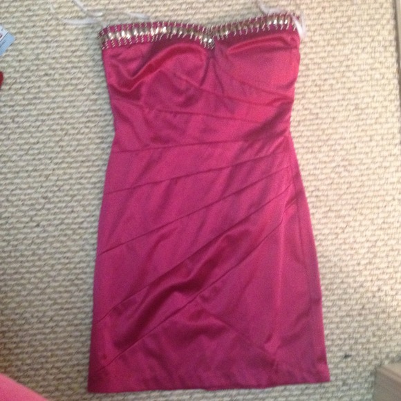 cute strapless dress!