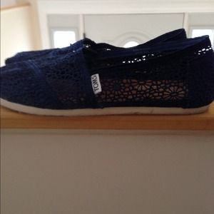Toms size 7.5 navy crochet