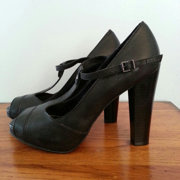 Simply Vera by Vera Wang Black Peep Toe Heels - Picture 2 of 3