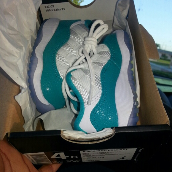 Ds never worn or tried on