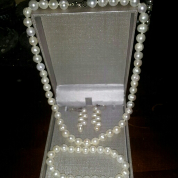 Sale!Cultured freshwater pearl set. Beautiful🌹🎉